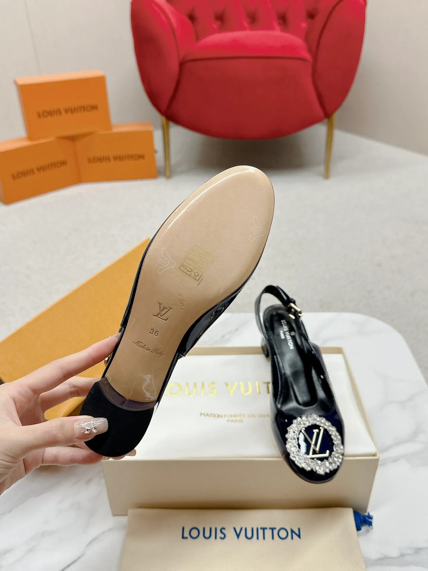👟👟Ex-factory price 580👟👟 👑 Lv shoes This Urban Twist women's shoe is a stylish upgrade to the classic stiletto style. It is made of smooth calfskin upper with a bright silver metal toe and is engraved with the LV Circle logo, highlighting the Louis Vuitton brand characteristics. Detailed features: Calfskin material Lining: Imported full-grain sheepskin Foot pads: Imported full-grain sheepskin sole Italian genuine leather sole Heel height Two height sizes: 34-40 (34.40.41 customization is not returnable)